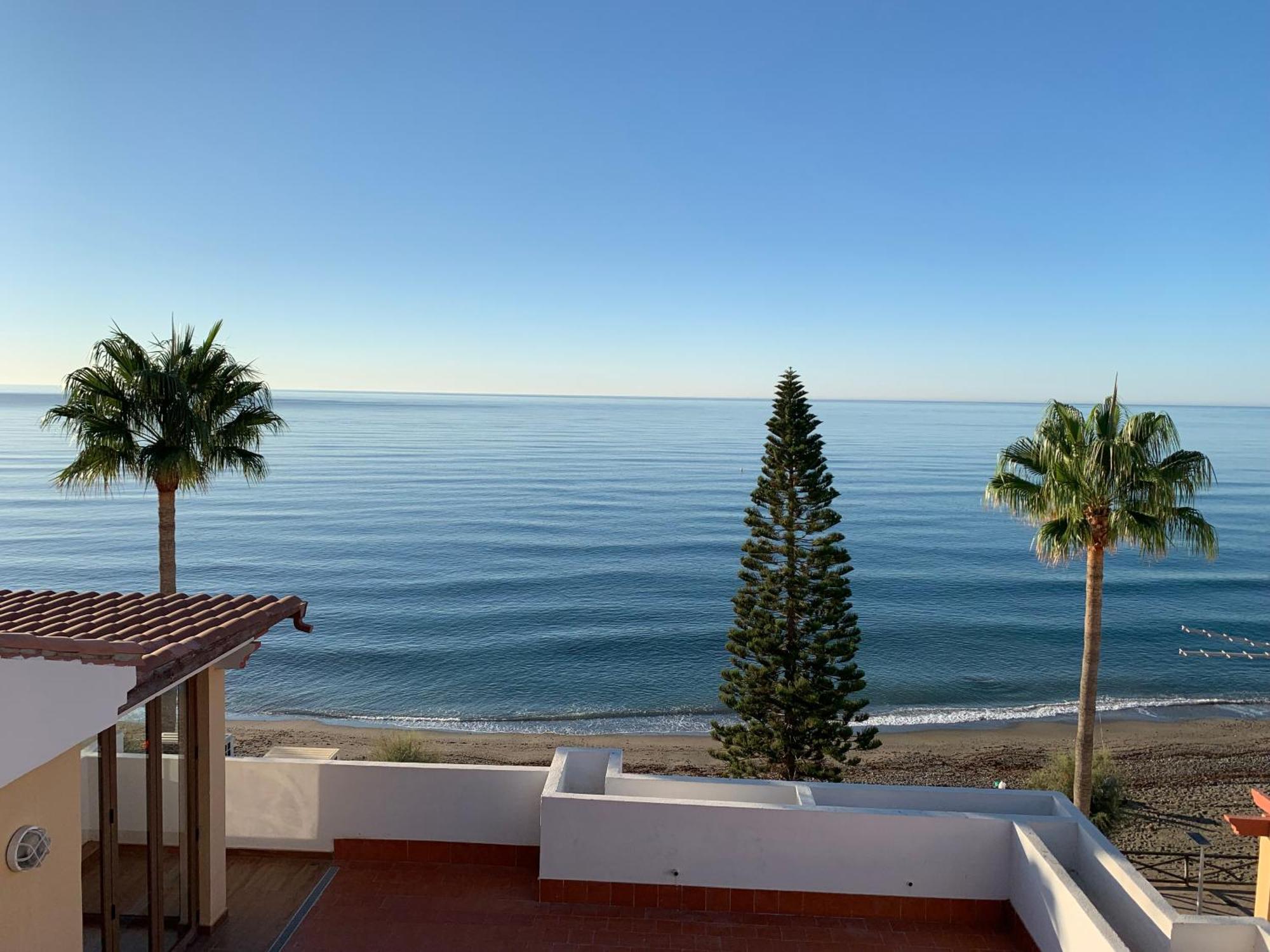 Penthouse On The Beachfront エステポナ エクステリア 写真